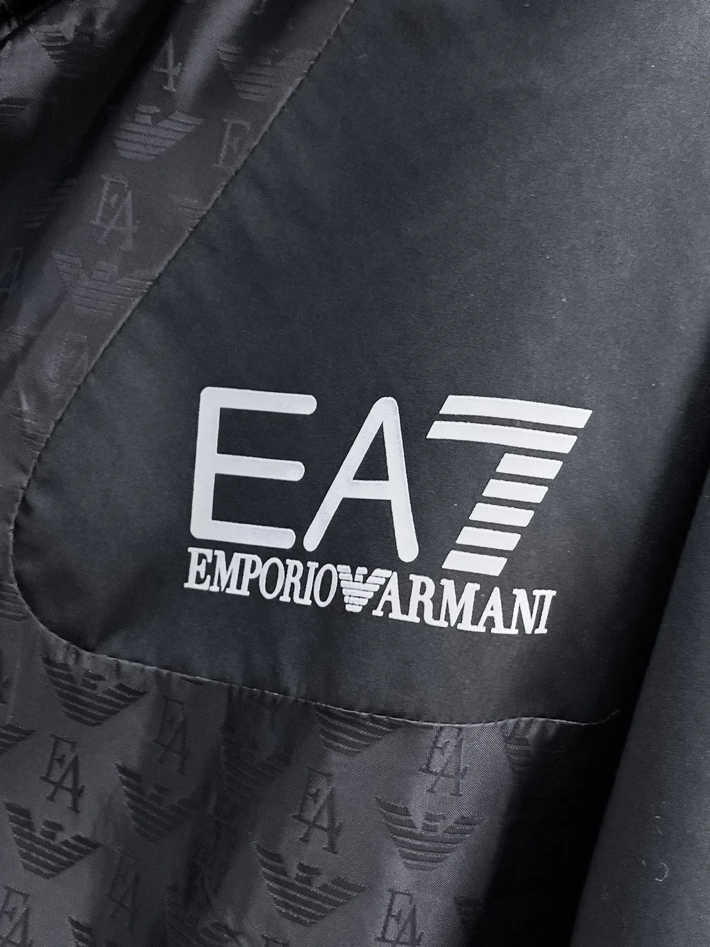 Armani official website Same Style, complete with three labels, on sale in advance. 2026 Autumn and Winter New Arrival men's jacket, Original with complete three labels, Premium version. Custom-made fabrics at the counter. Breathable, high comfort, impeccable details, brand element design concept, reflecting high quality. It feels delicate and soft, presents a casual cut, and has a great upper body shape. Sizes: M～3XL,